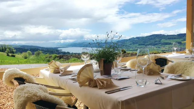 terrasse-tisch-mit-aussicht (Foto: Pixabay) terrasse-tisch-mit-aussicht (Foto: Pixabay)